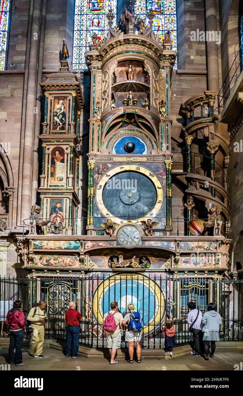 Die Menschen besuchen die Uhr in der Kathedrale von Straßburg Stockfoto