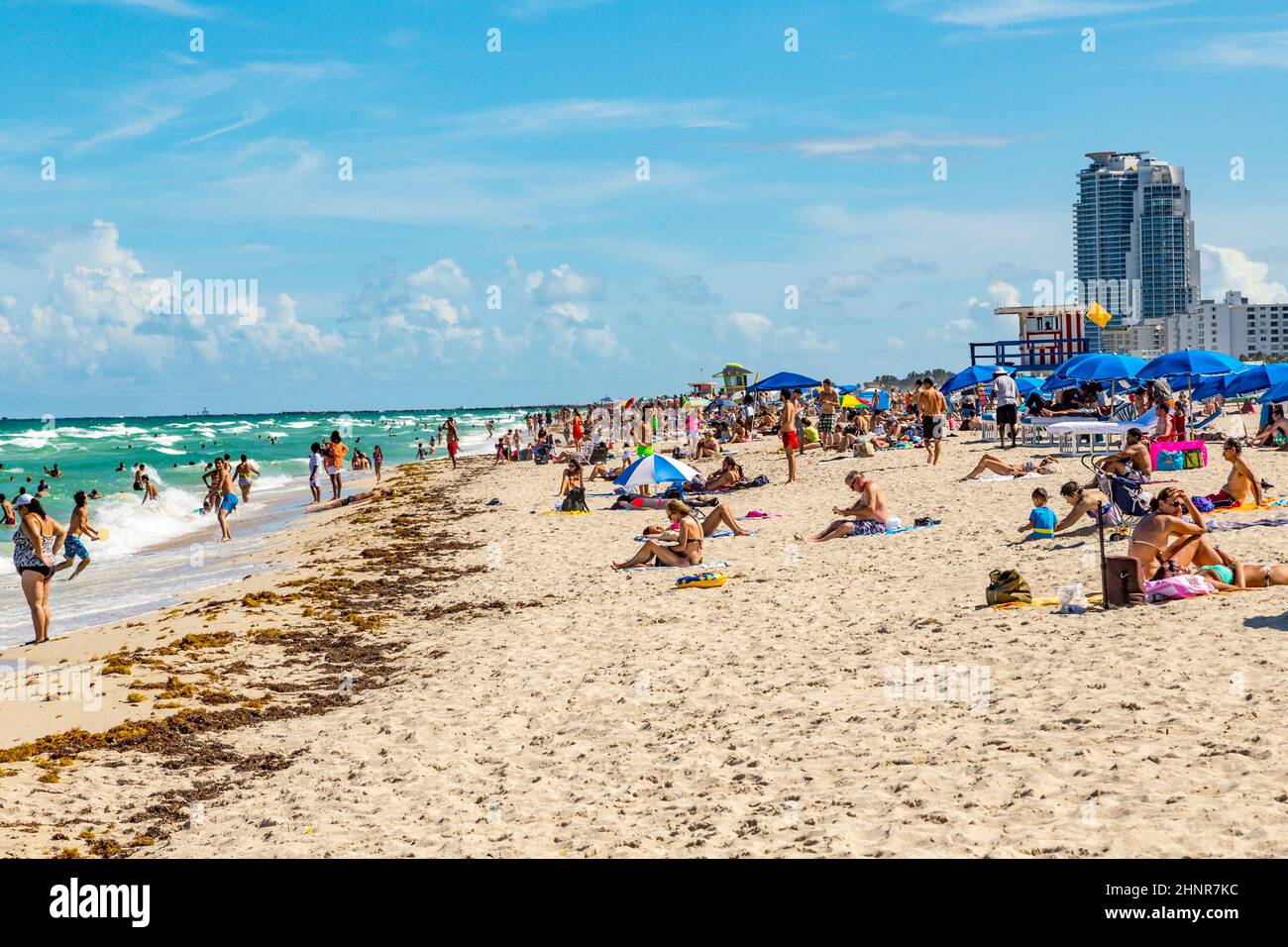Die Menschen genießen den heißen Sommertag am South Beach in Miami Stockfoto