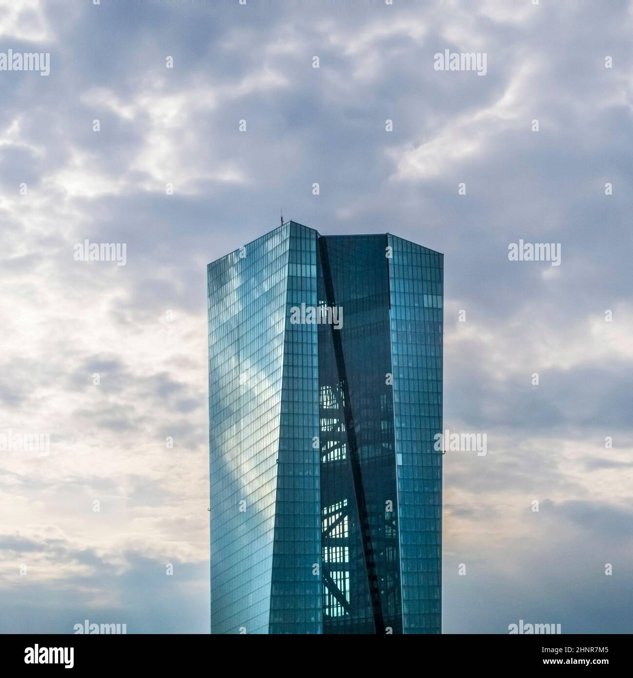 Fassade der EZB bei bewölktem Wetter Stockfoto