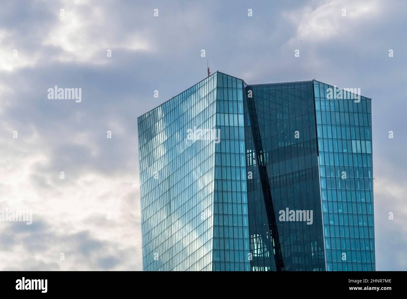 Fassade der EZB bei bewölktem Wetter Stockfoto
