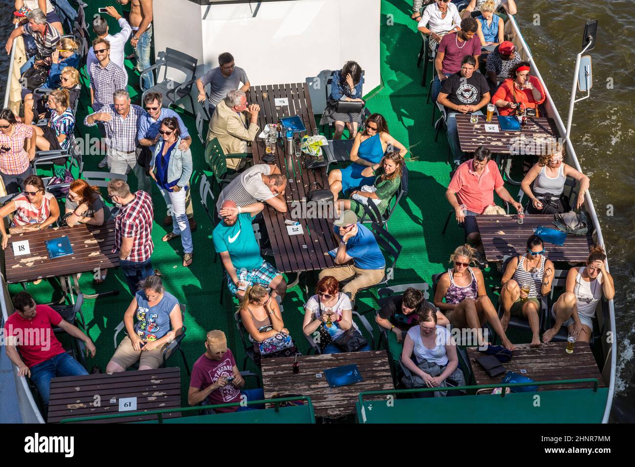 Die Menschen genießen die Fahrt auf dem Main an einem sonnigen Tag Stockfoto