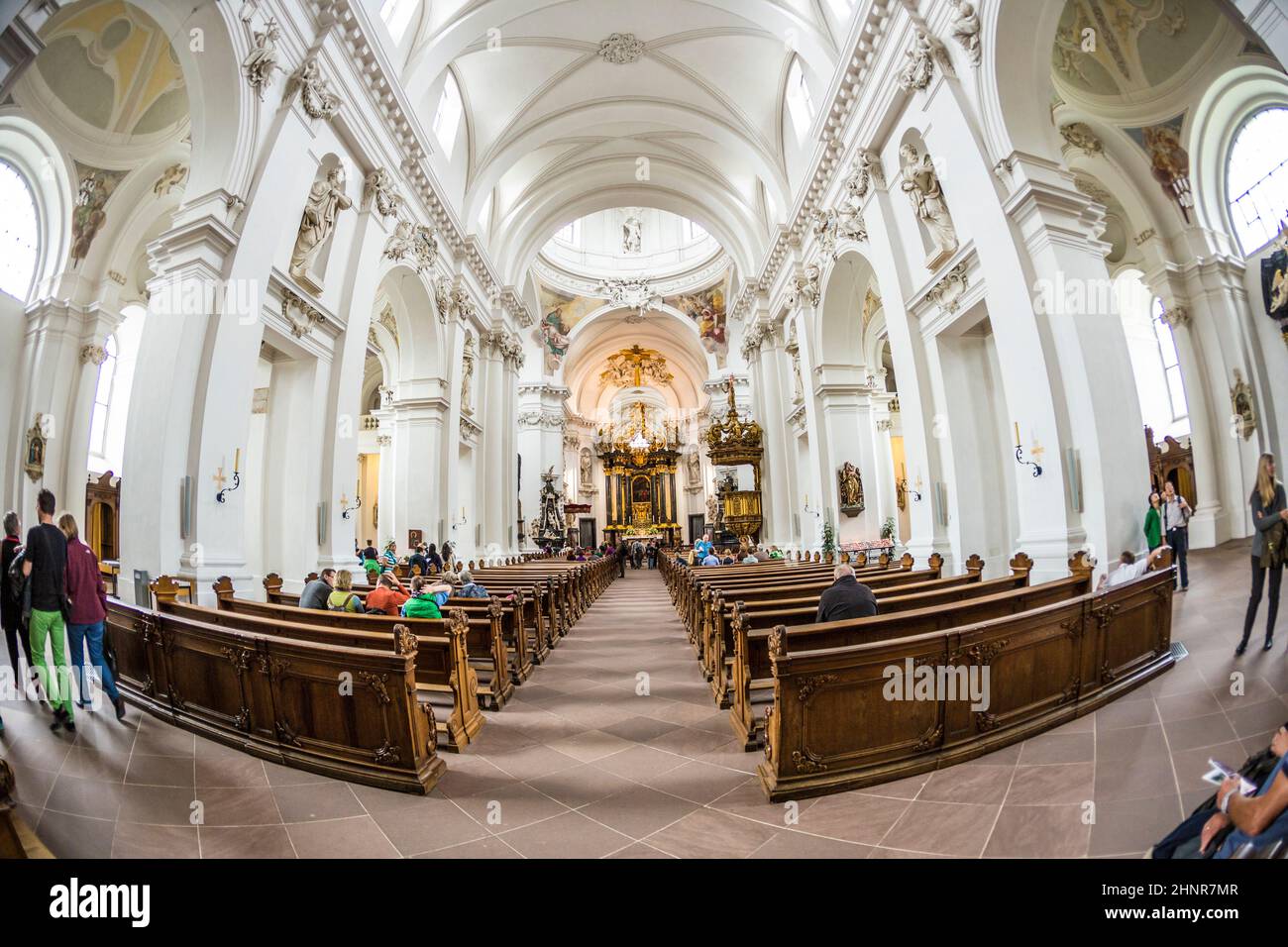 Menschen in der barocken Kathedrale in Fulda Stockfoto