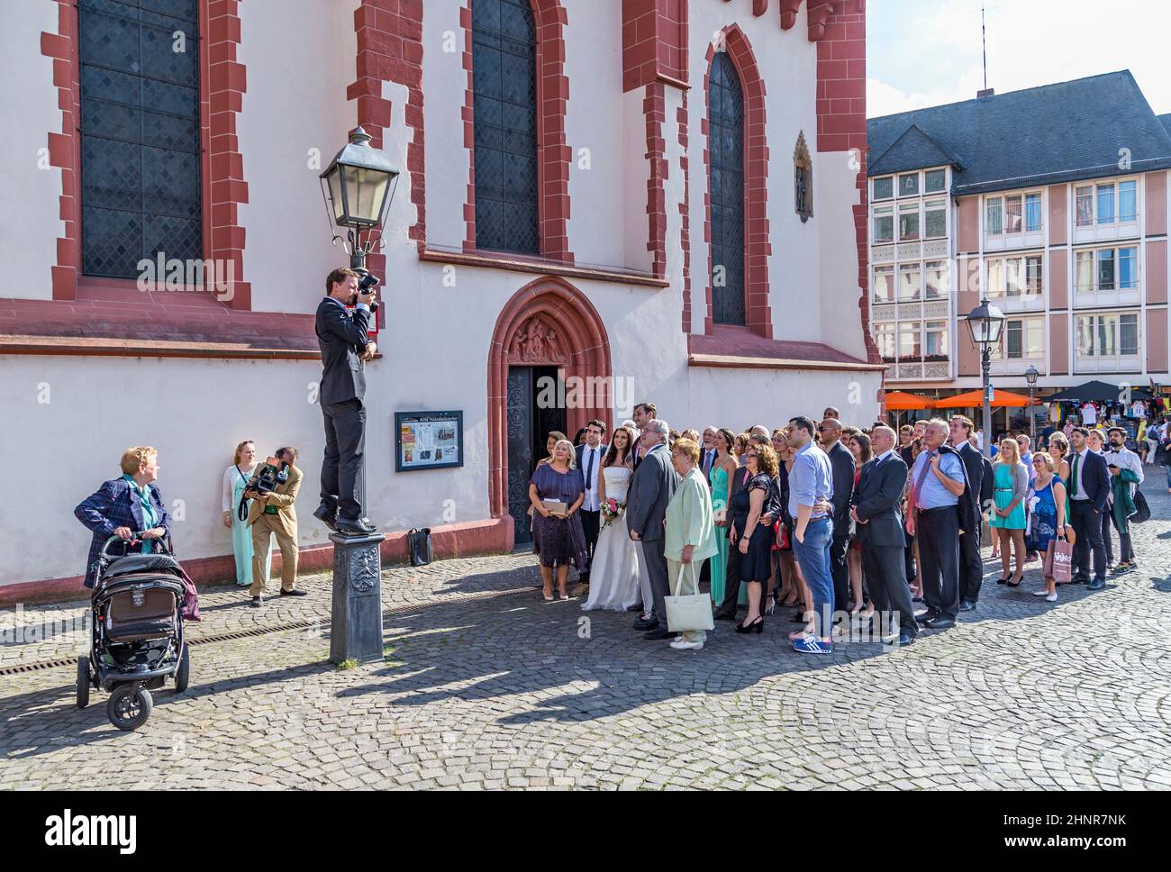 Ehepaar mit Familie posiert für ein Hochzeitsfoto vor der Nicolai-Kirche Stockfoto