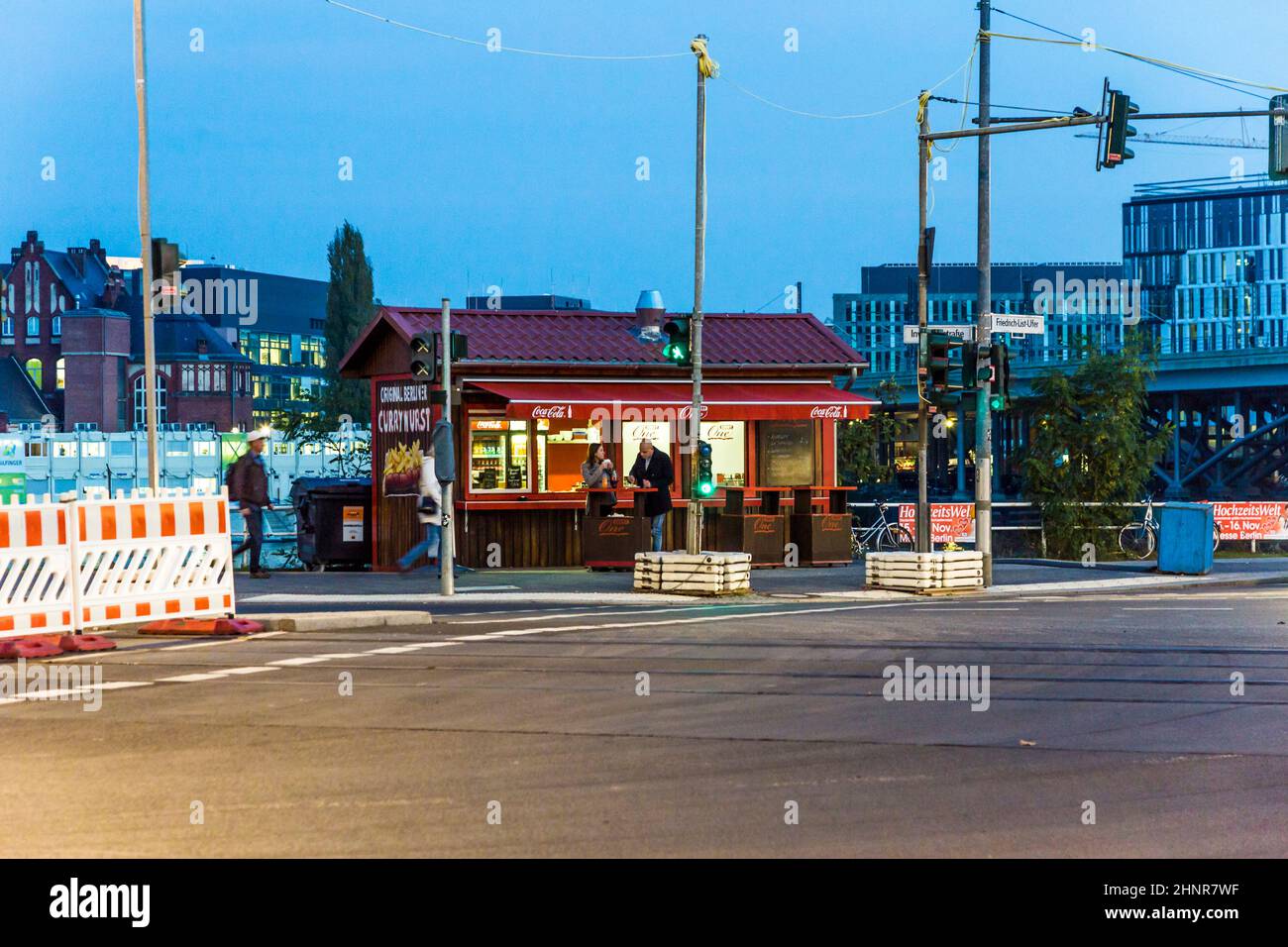 Eine Currywursthütte verkauft die berliner Spezialität Currywurst Stockfoto