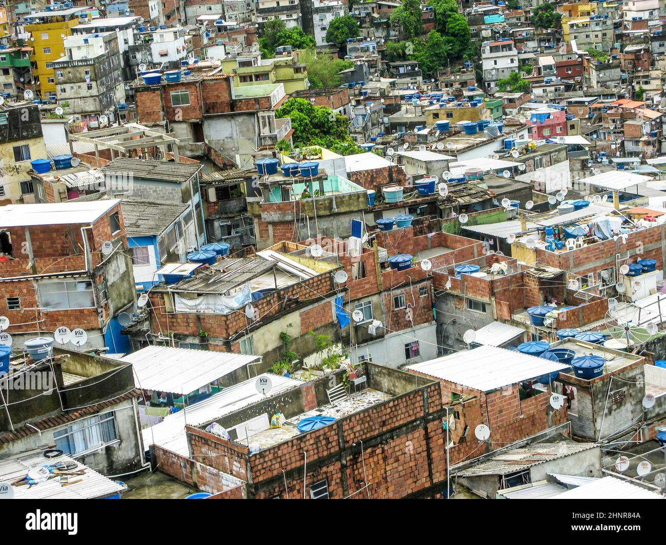 Berg von armen Häusern bedeckt - Favela - Rio de Janeiro Stockfoto