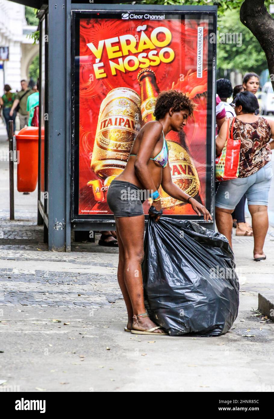 Frau sammelt Müll auf der Straße in Rio Stockfoto