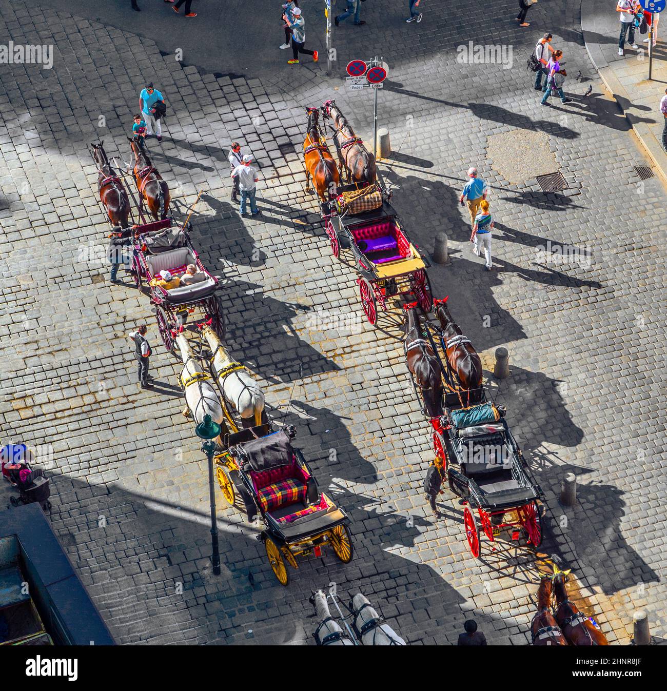 Überfüllter Stephansplatz in Wien, Österreich mit Fiakern Stockfoto