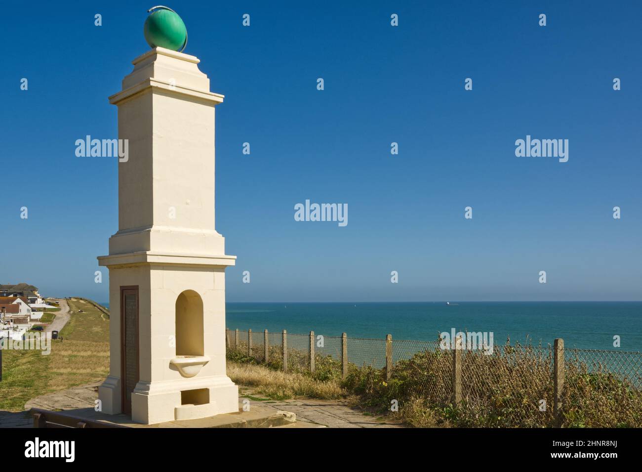 King George V. Gedenkstätte zur Markierung des Meridials von Greenwich aus dem Jahr 1936. In Peacehaven in East Sussex, England. Mit englischem Kanal im Hintergrund. Stockfoto