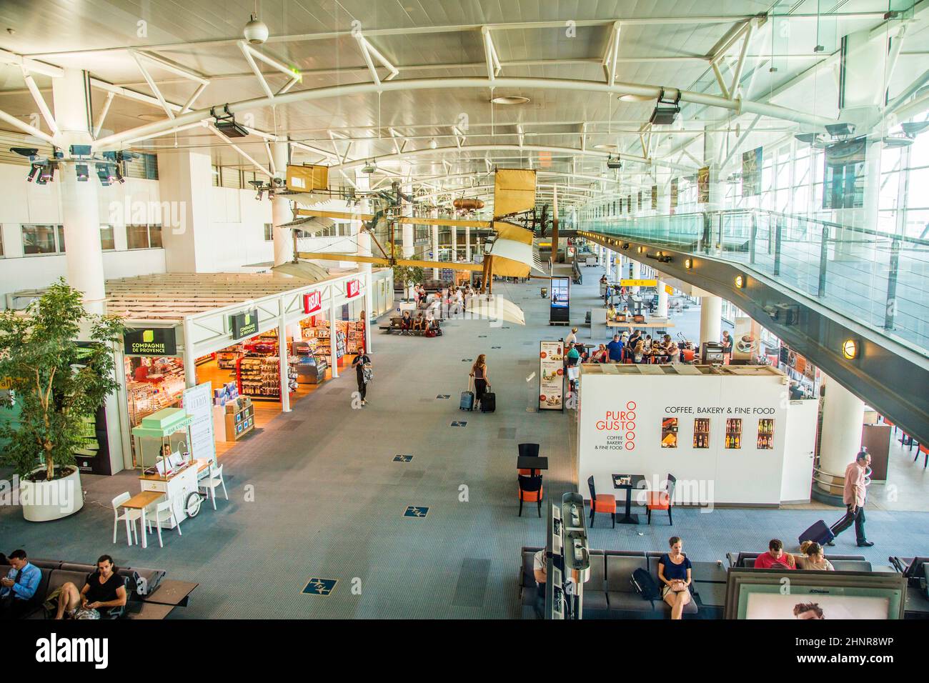 Mitarbeiter im Terminal des Flughafens Marseille Provence in Marseille Stockfoto