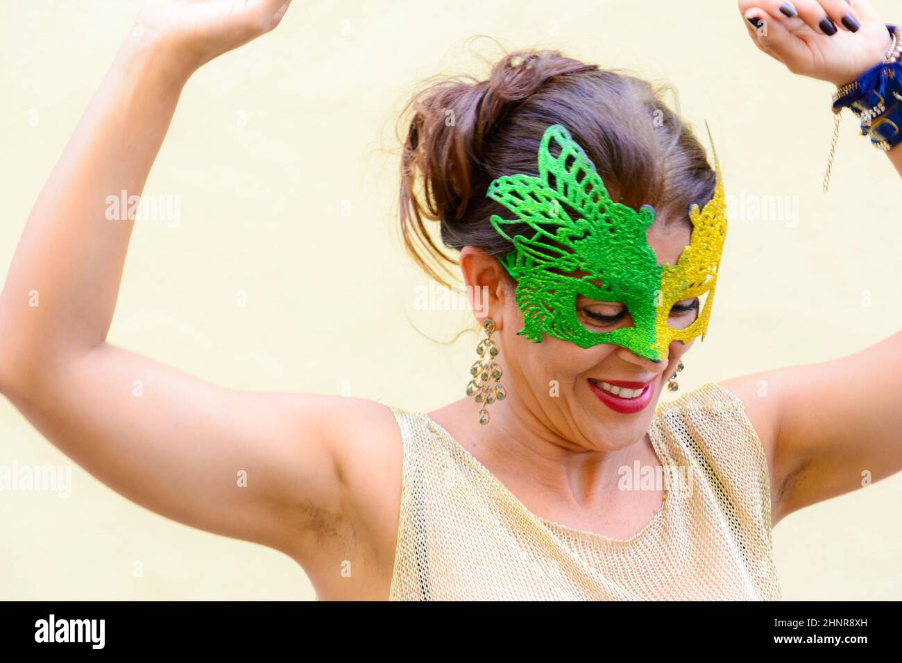 Porträt einer Frau in der Karnevalsmaske von Venedig vor hellem Hintergrund. Salvador, Bahia, Brasilien. Stockfoto