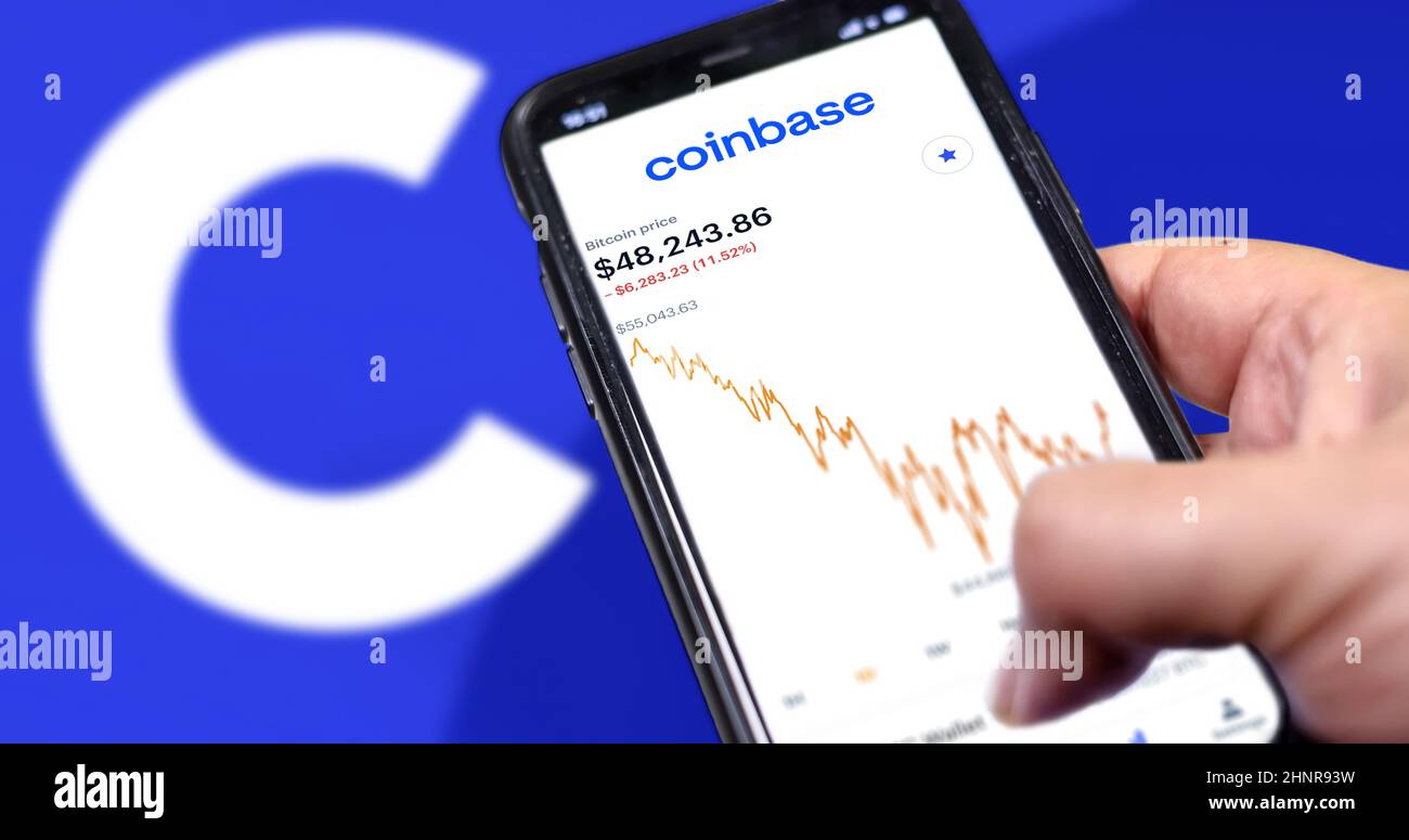 Kryptowährungszitate auf dem Coinbase App-Bildschirm auf einem Smartphone-Bildschirm. Stockfoto