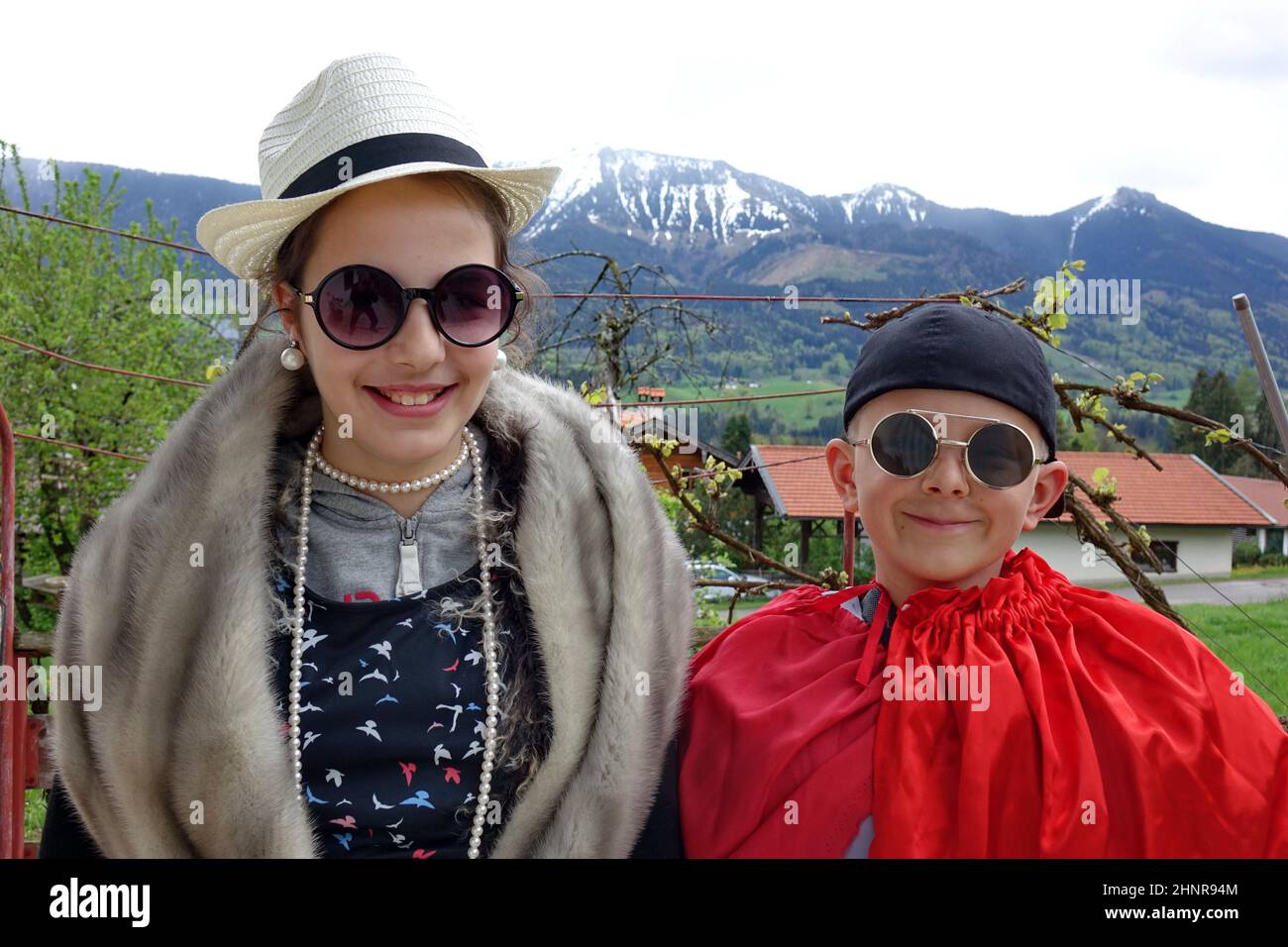 karneval, Disquise, 12-jähriges Mädchen, 10-jähriger Junge, Lächeln Stockfoto