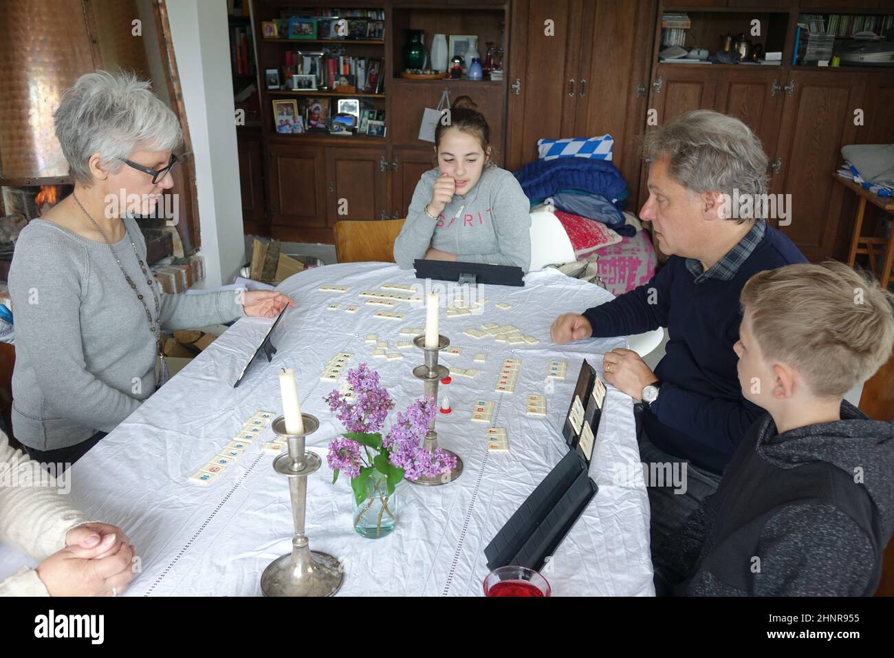 familientreffen, Ehepaar, 10-jähriger Junge, 12-jähriges Mädchen, Rummikub spielen Stockfoto