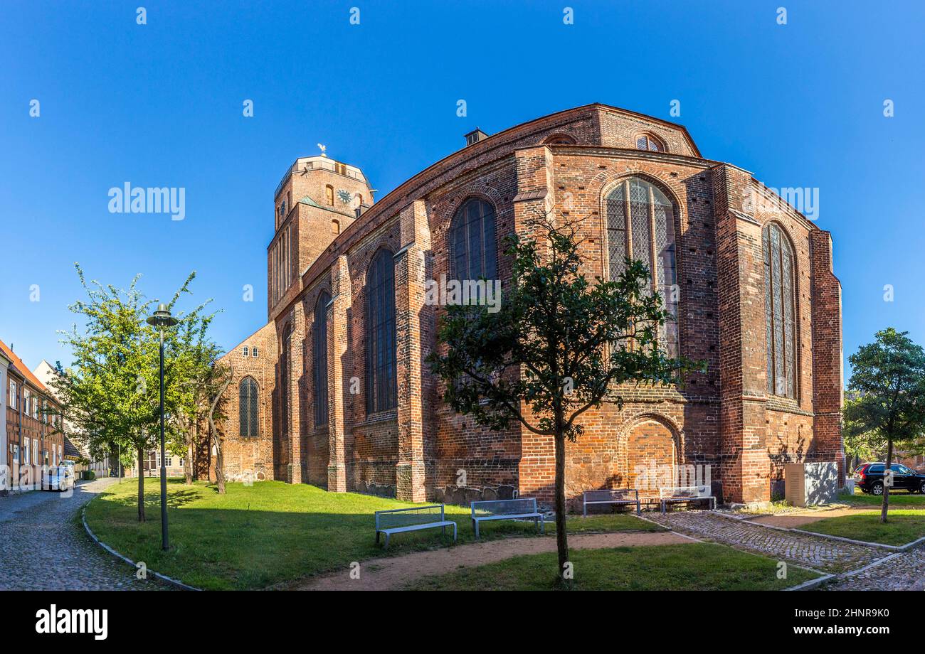 Gotische St.-Petri Kirche in Wolgast unter blauem Himmel Stockfoto Gotische St.-Petri Kirche in Wolgast unter blauem Himmel Stockfoto