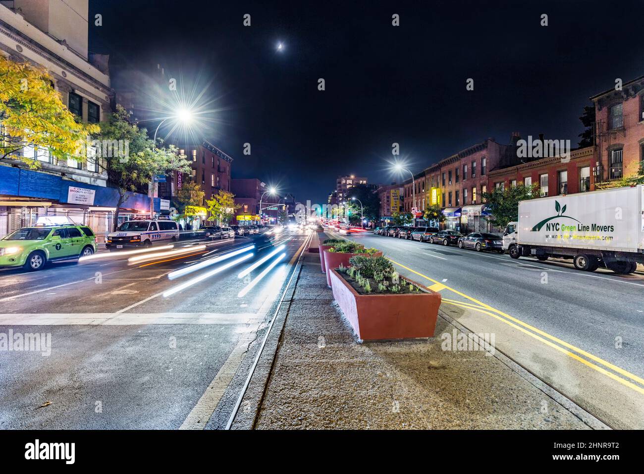 Nachtansicht in Brooklyn der Hauptstraße mit Scheinwerfern von Autos Stockfoto