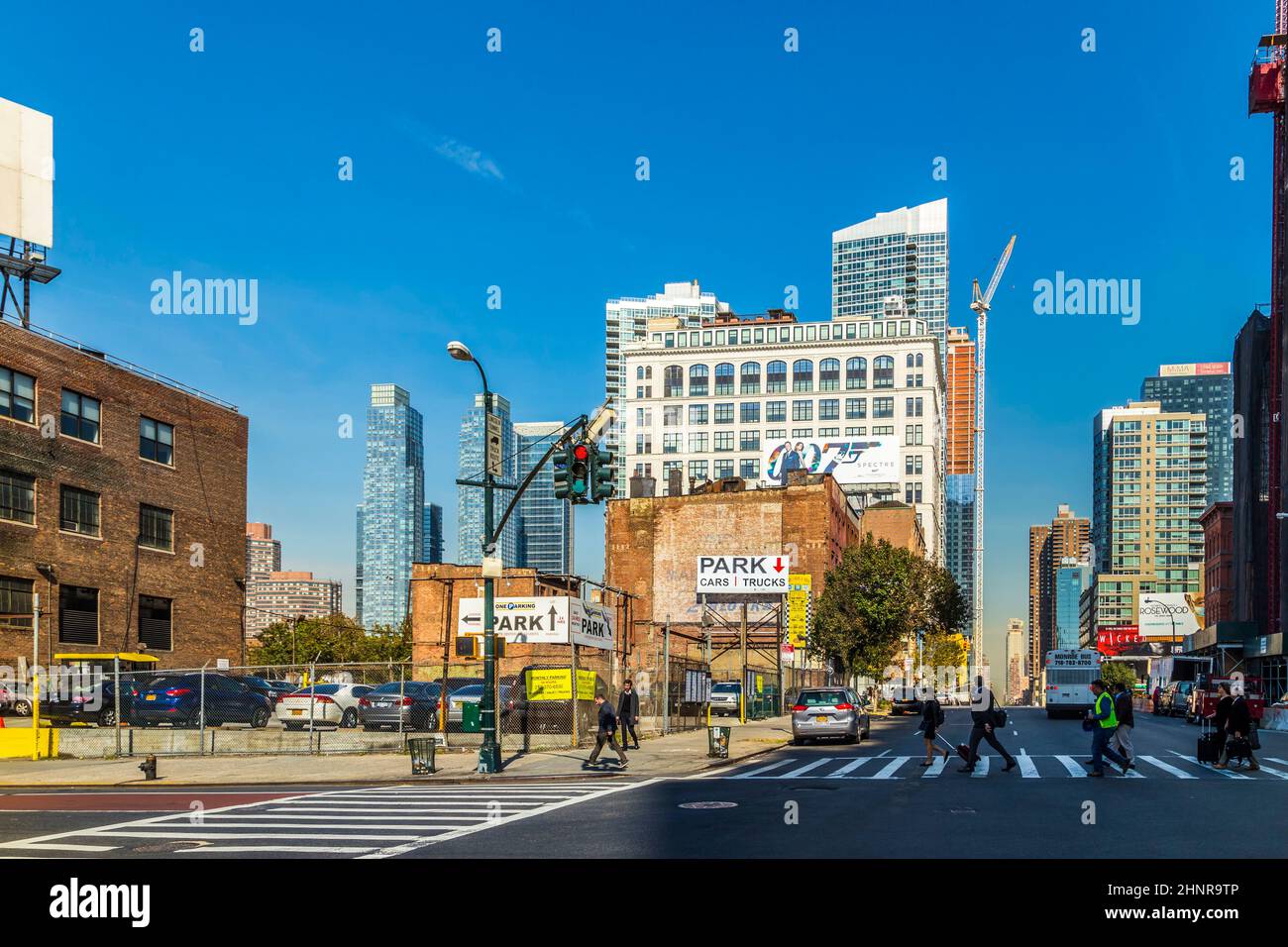 Blick auf die Straße mit Menschen in der Nachbarschaft Hells Kitchen in New York Stockfoto