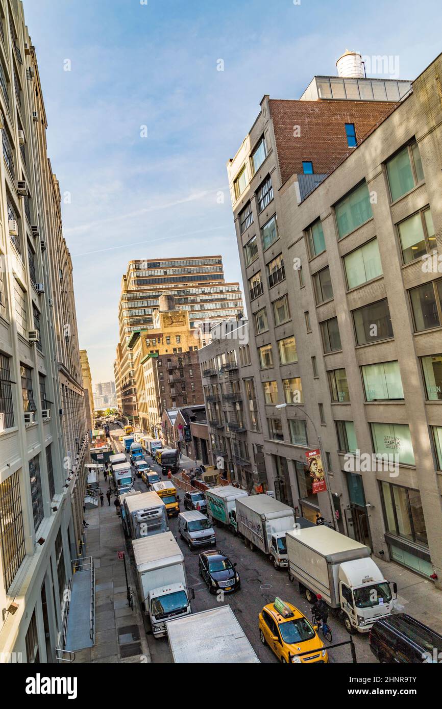 Blick auf die Straße zur Nachbarschaft Midtown mit Parkplätzen in New York Stockfoto