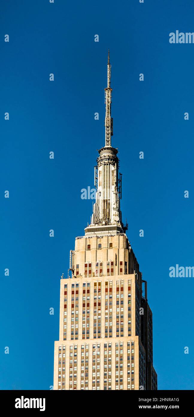 NEW YORK, USA - 23. Okt 2015: Das Empire State Building erstrahlt am Nachmittag in New York, USA. Das Empire State Building ist ein 102-stöckiges Wahrzeichen und eine amerikanische Kulturikone in New York. Stockfoto