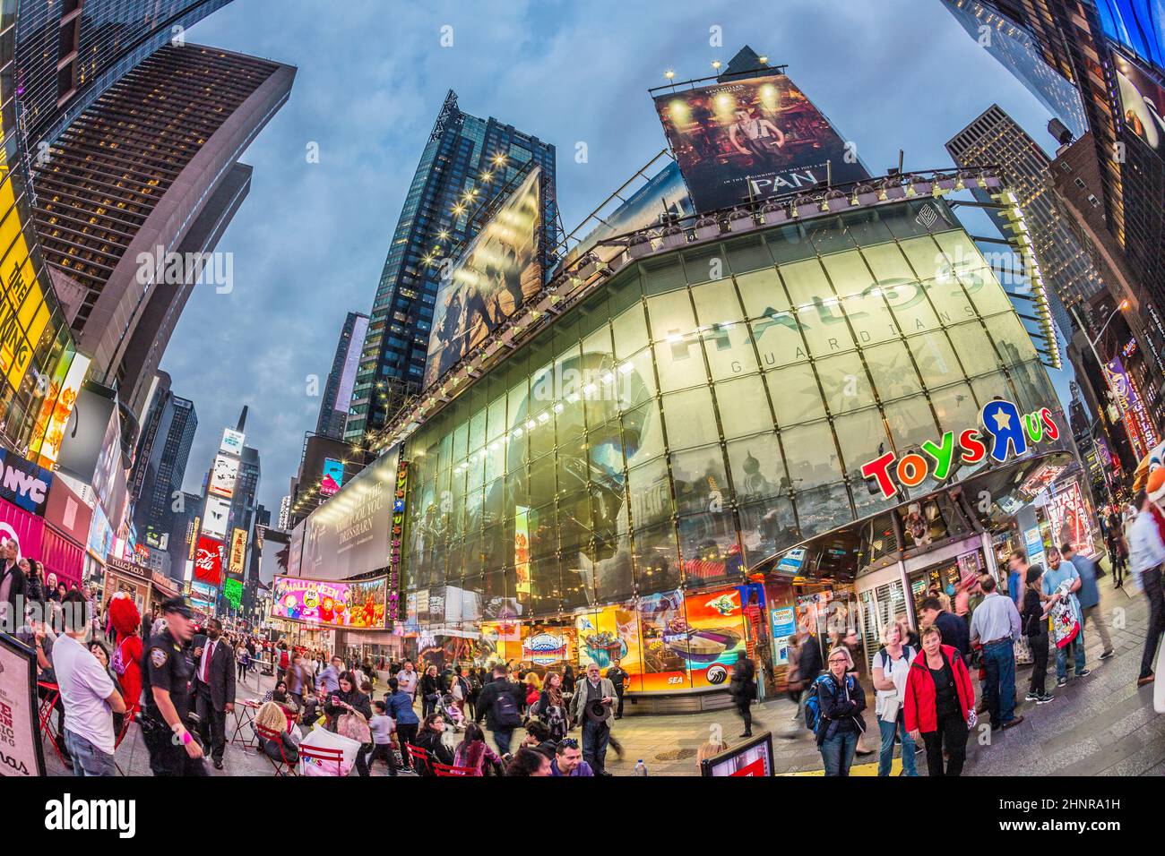 Die Menschen besuchen den Times Square, der mit Broadway-Theatern und einer riesigen Anzahl von LED-Schildern gekennzeichnet ist Stockfoto