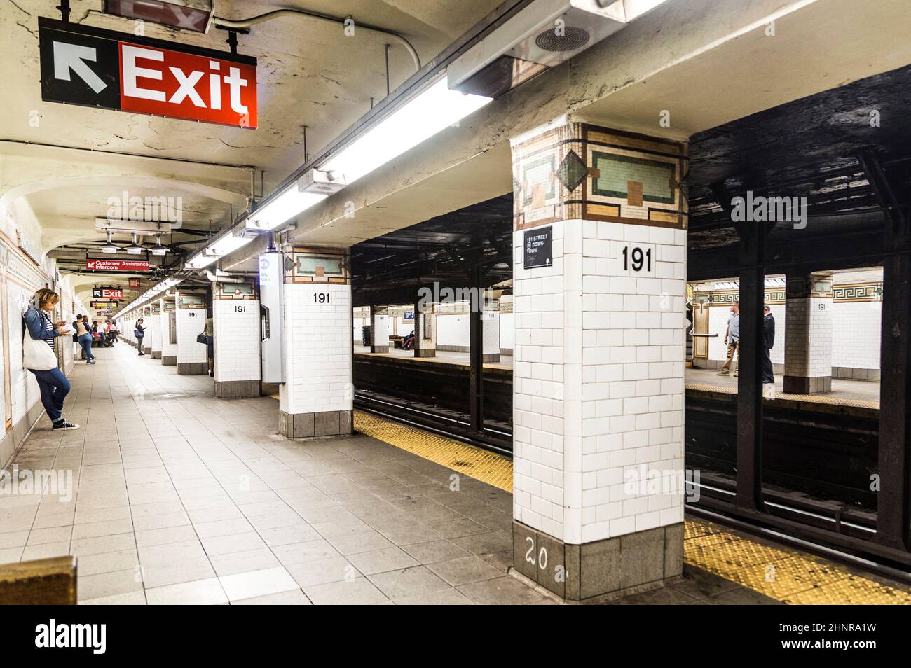 Die Leute warten an der U-Bahnstation 191st Street in New York Stockfoto