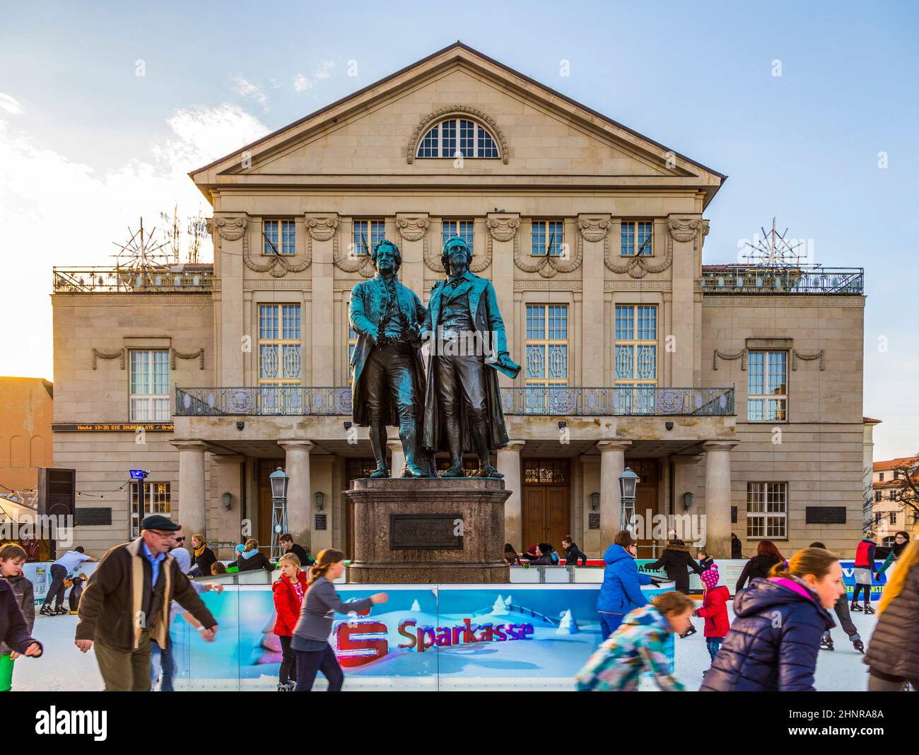 Die Menschen vor dem Goethe- und Schiller-Denkmal genießen Eislaufen Stockfoto