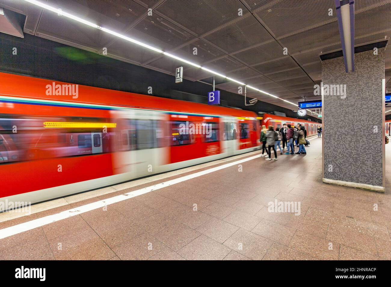 U-Bahn mit Leuten an der Station Taunusanlage Stockfoto