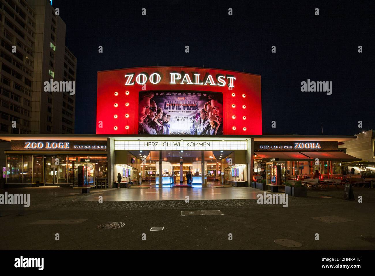Das Premiere-Kino Zoo Palast in Berlin bei Nacht Stockfoto