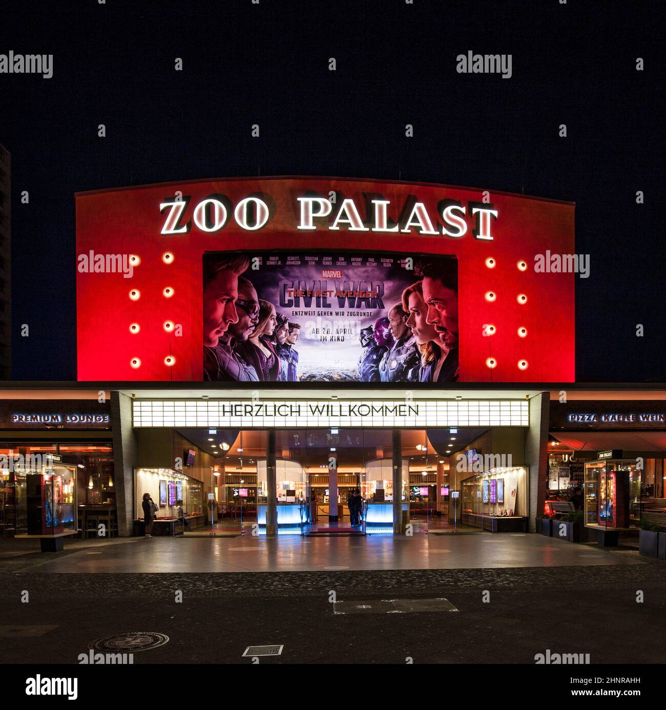 Das Premiere-Kino Zoo Palast in Berlin bei Nacht Stockfoto