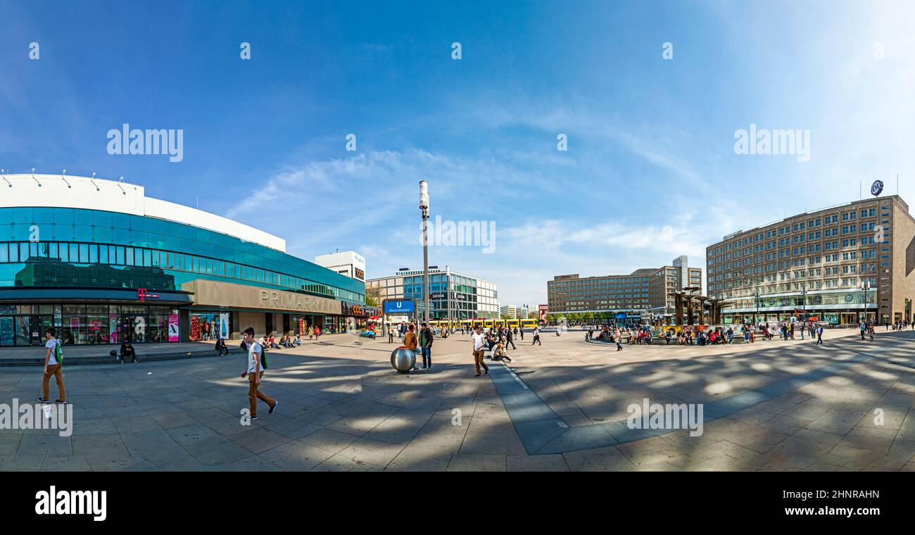 Menschenmassen auf dem Alexanderplatz in Berlin Stockfoto