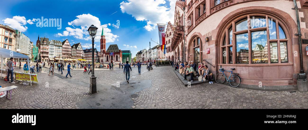 Menschen am Römerberg, eine Reihe von Fachwerkhäusern am Ostplatz Stockfoto