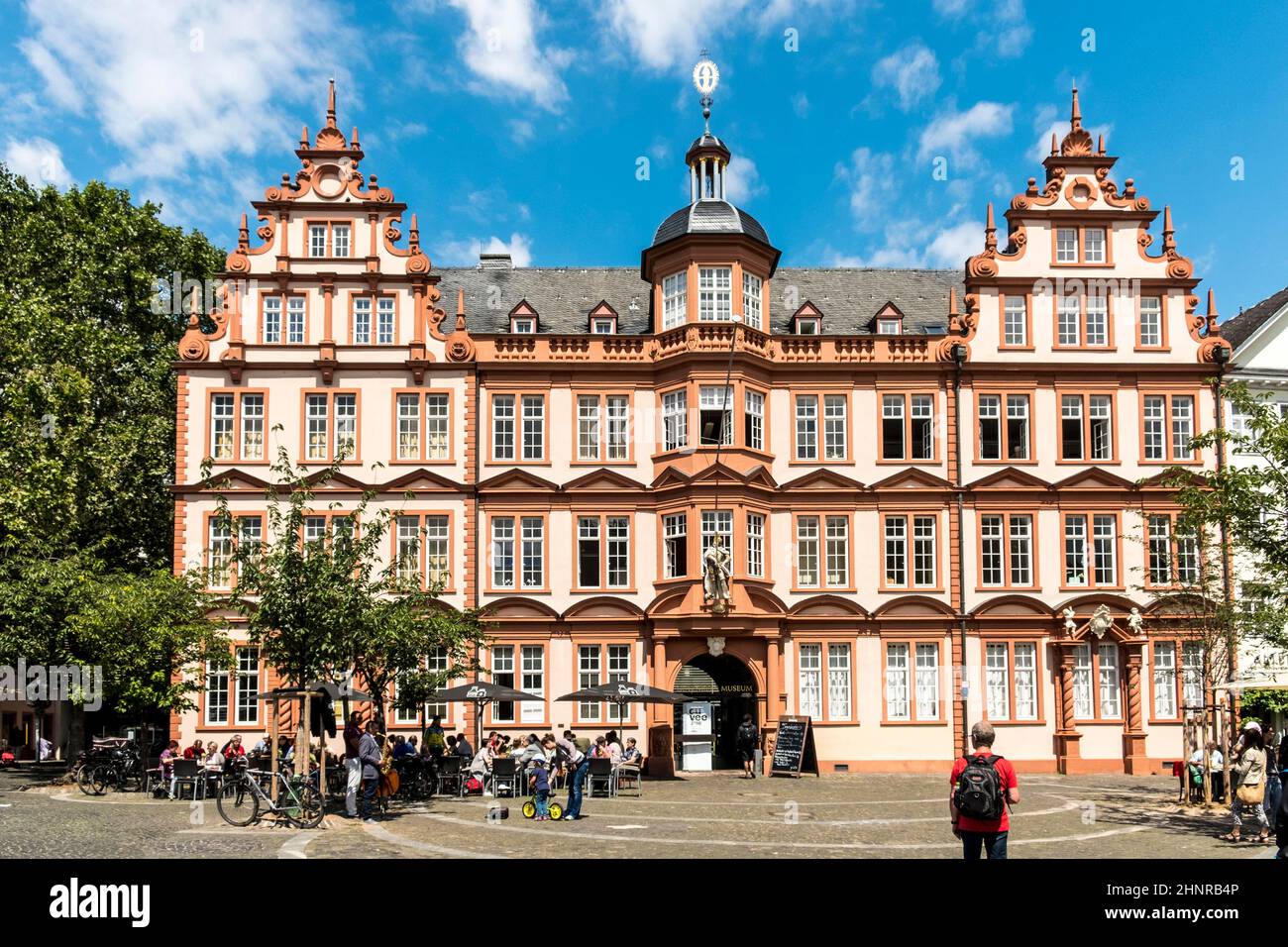 Altes historisches Gutenberg-Museum mit blauem Himmel in Mainz Stockfoto