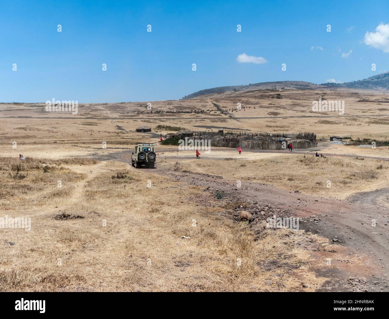 Die Wachen des Ngorongoro Nationalparks besuchen das kleine Dorf der Einheimischen Stockfoto