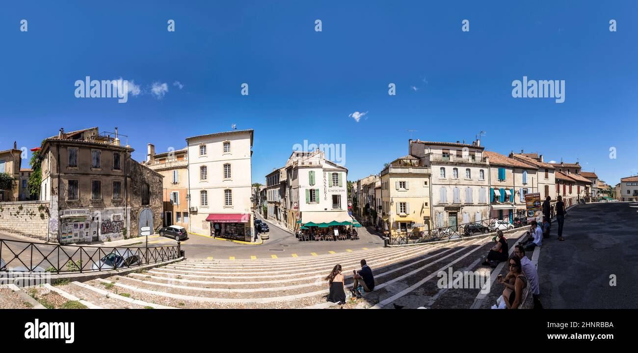 Panoramablick mit Menschen von der berühmten Arena in Arles bis zur Altstadt Stockfoto