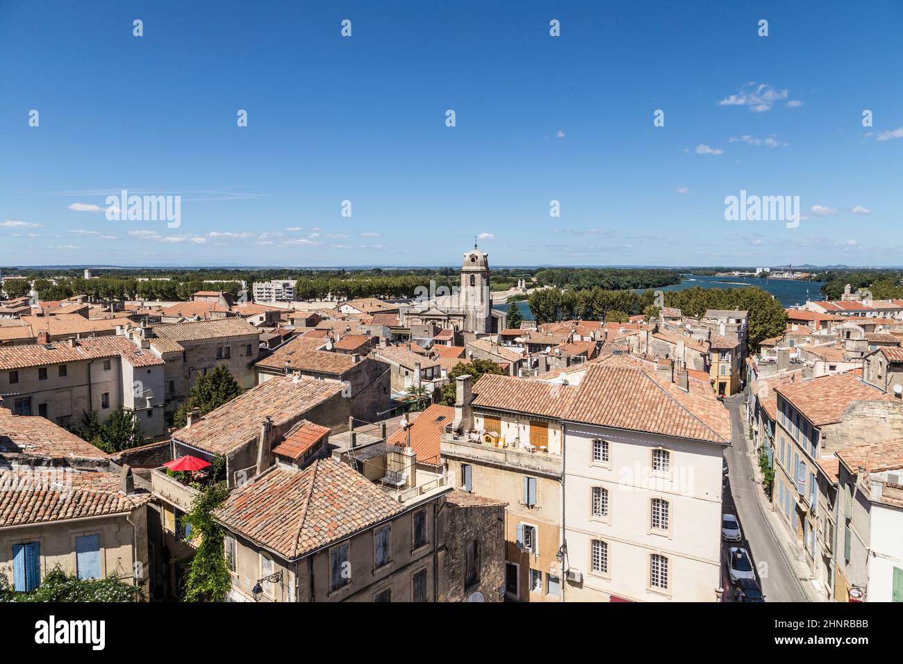 Blick mit Menschen von der berühmten Arena in Arles bis in die Altstadt Stockfoto