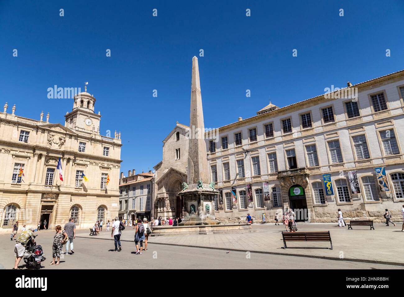 Menschen am Place de la Republique in Arles, Frankreich Stockfoto