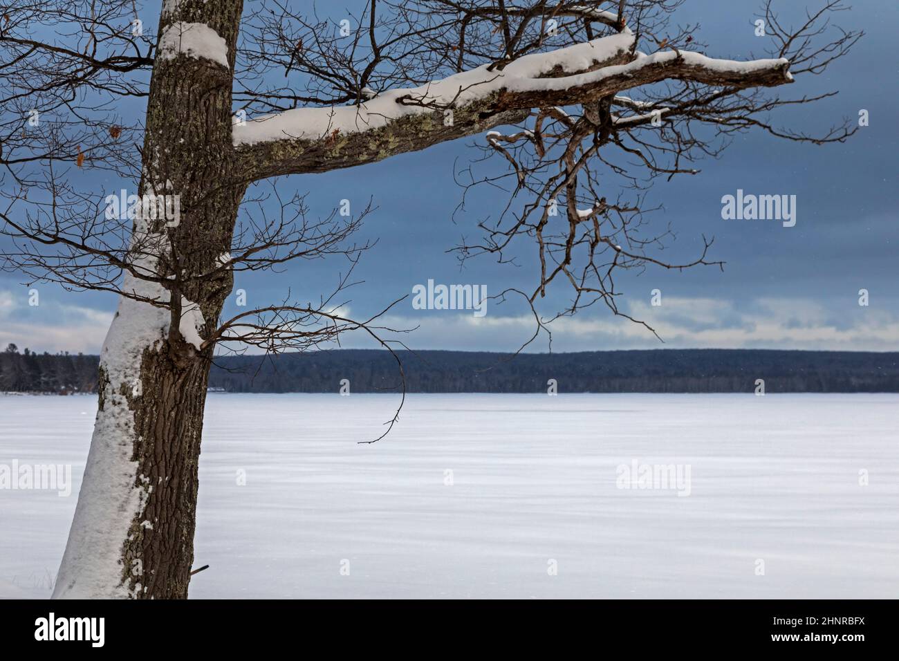 Au Train, Michigan - Au Train Lake im Winter, bedeckt mit Eis und Schnee. Stockfoto