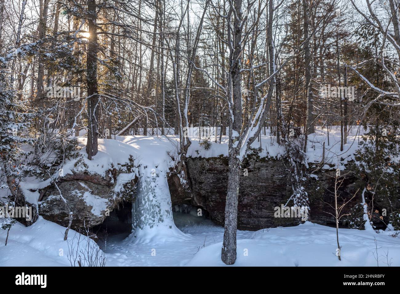 Au Train, Michigan - Scott Falls, gefroren im Winter. Stockfoto