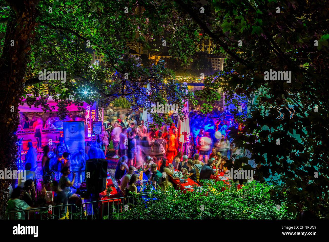 Menschen genießen das Museumsfestival in Frankfurt, Deutschland, im Park mit Lichtinstallationen Stockfoto