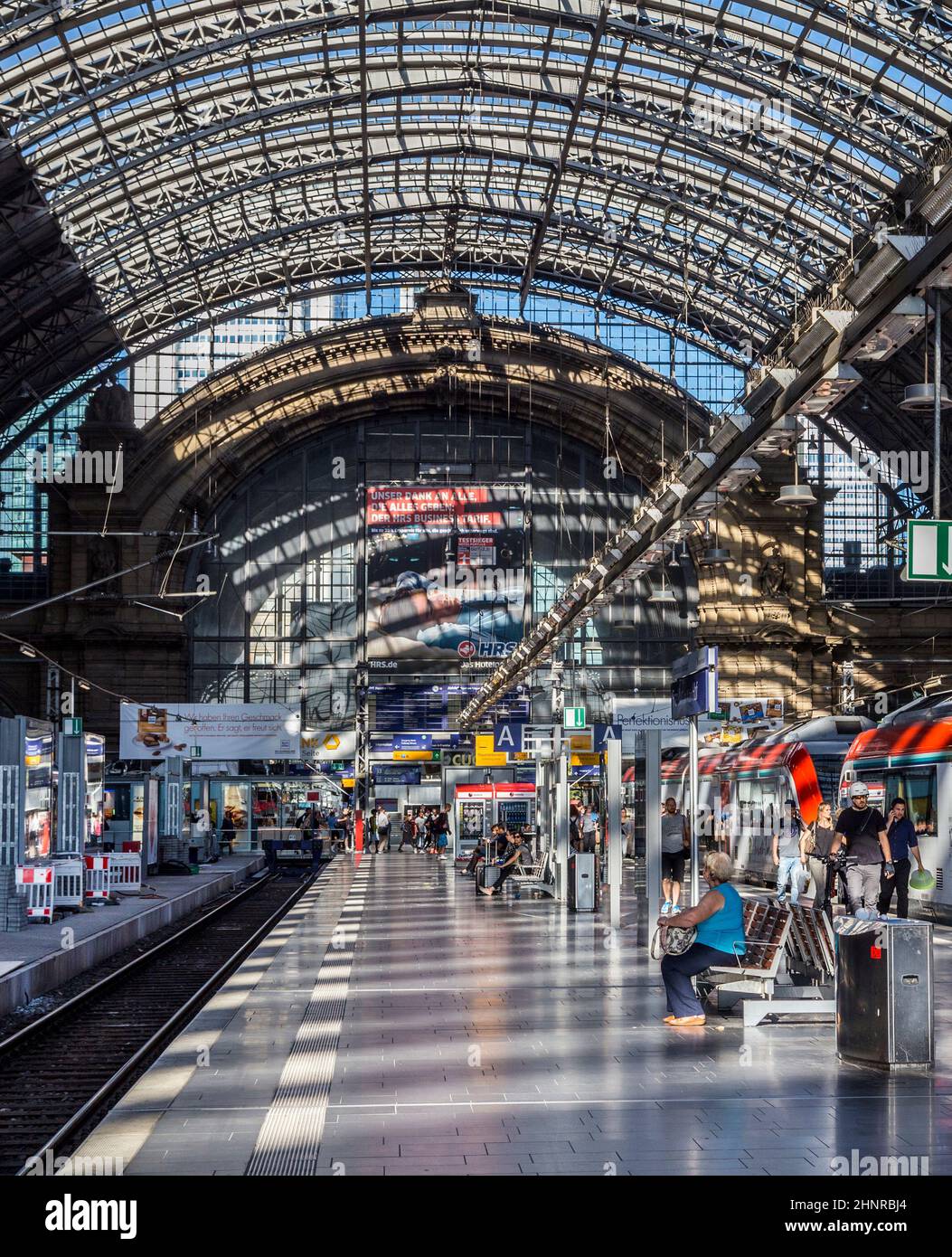 Die Leute kommen und fahren am Frankfurter Bahnhof ab Stockfoto