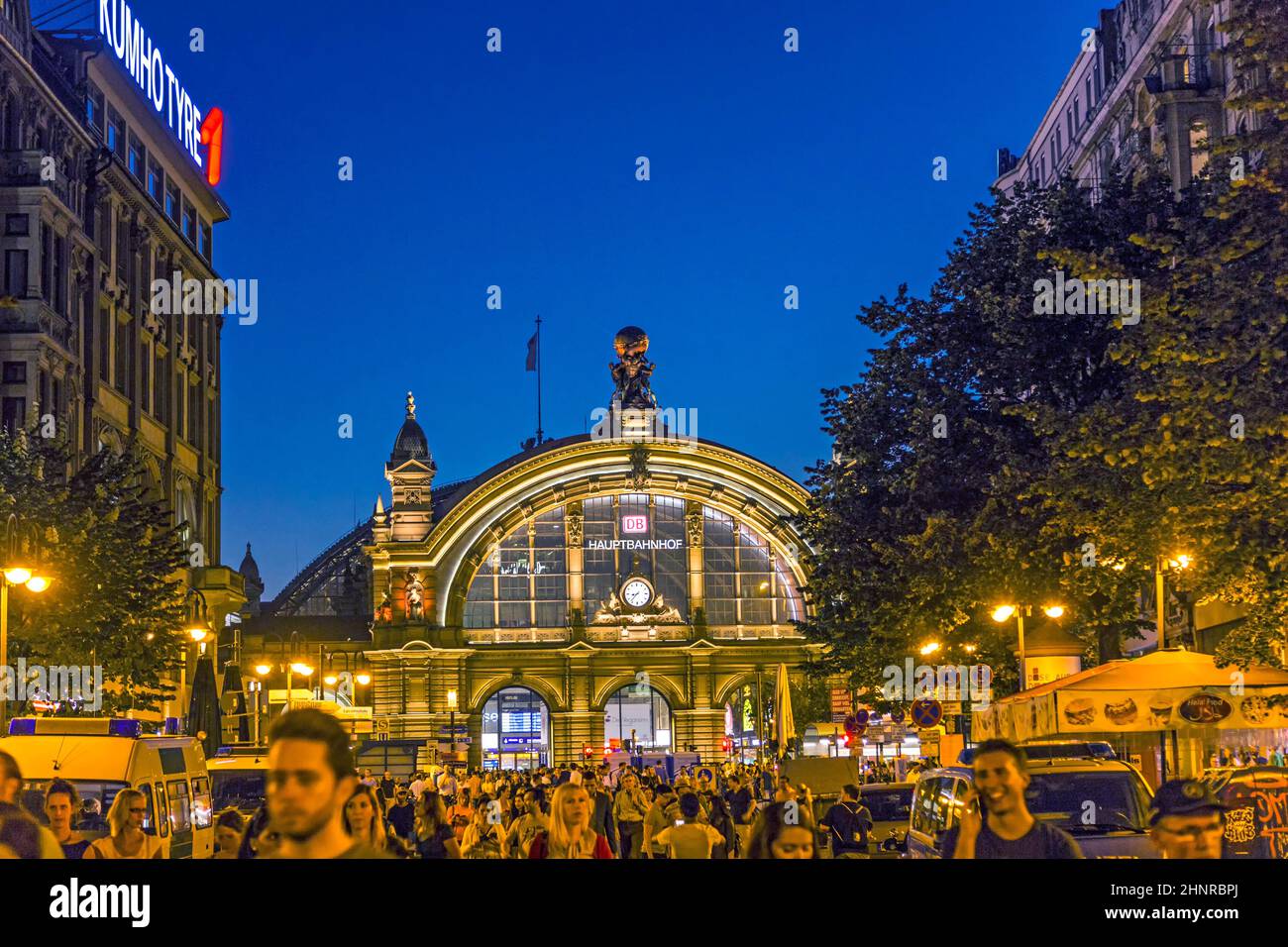 Die Menschen genießen die jährliche Bahnhofsviertelsfeier in Frankfurt Stockfoto