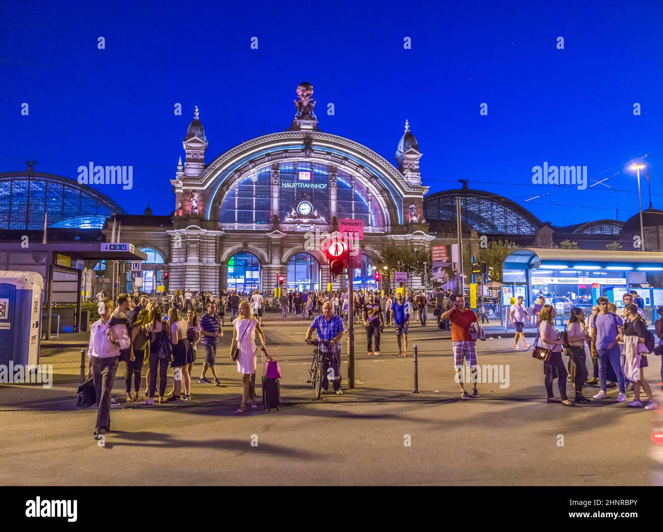 Die Menschen genießen die jährliche Bahnhofsviertelsfeier in Frankfurt Stockfoto