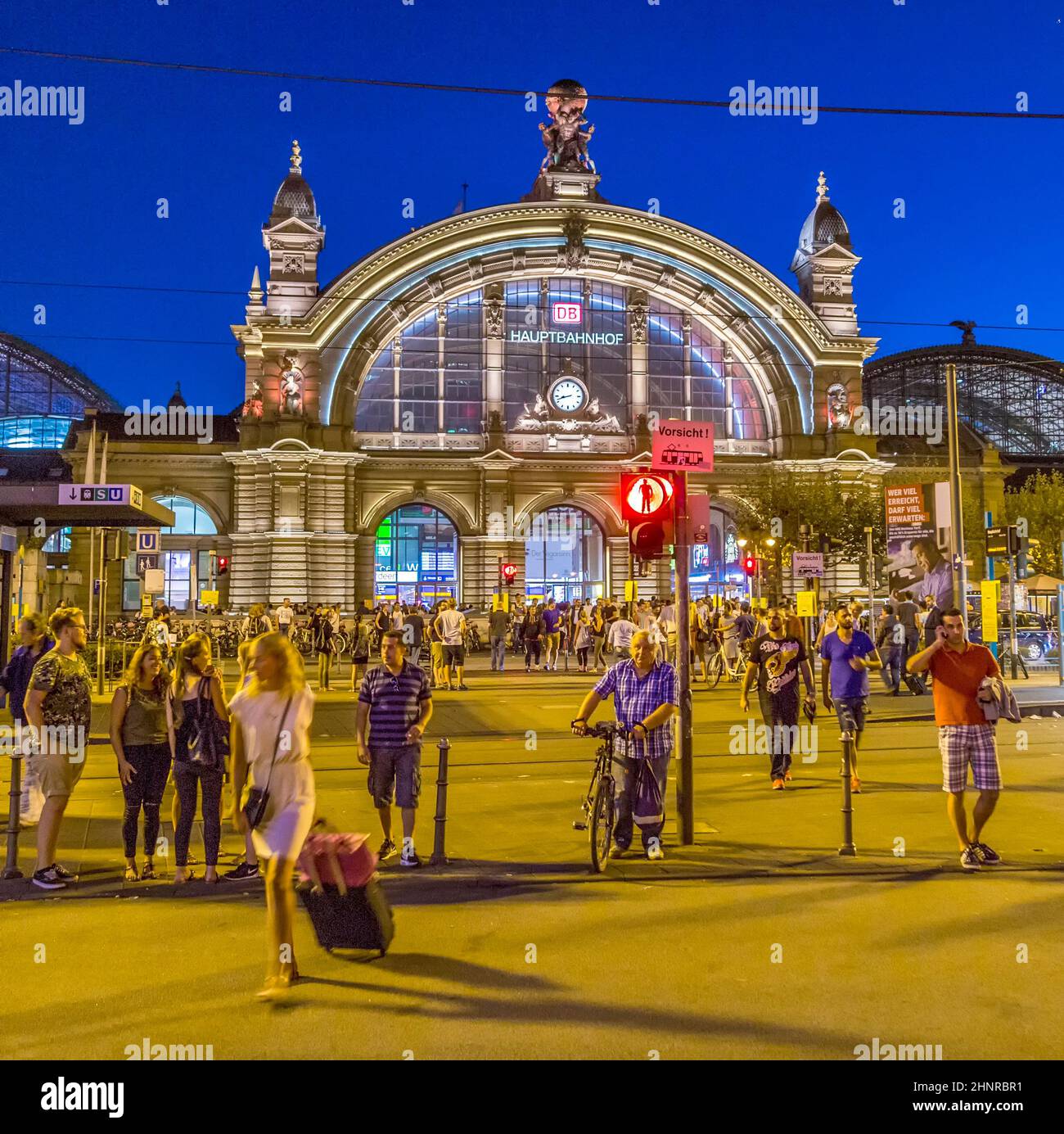 Die Menschen genießen die jährliche Bahnhofsviertelsfeier in Frankfurt Stockfoto