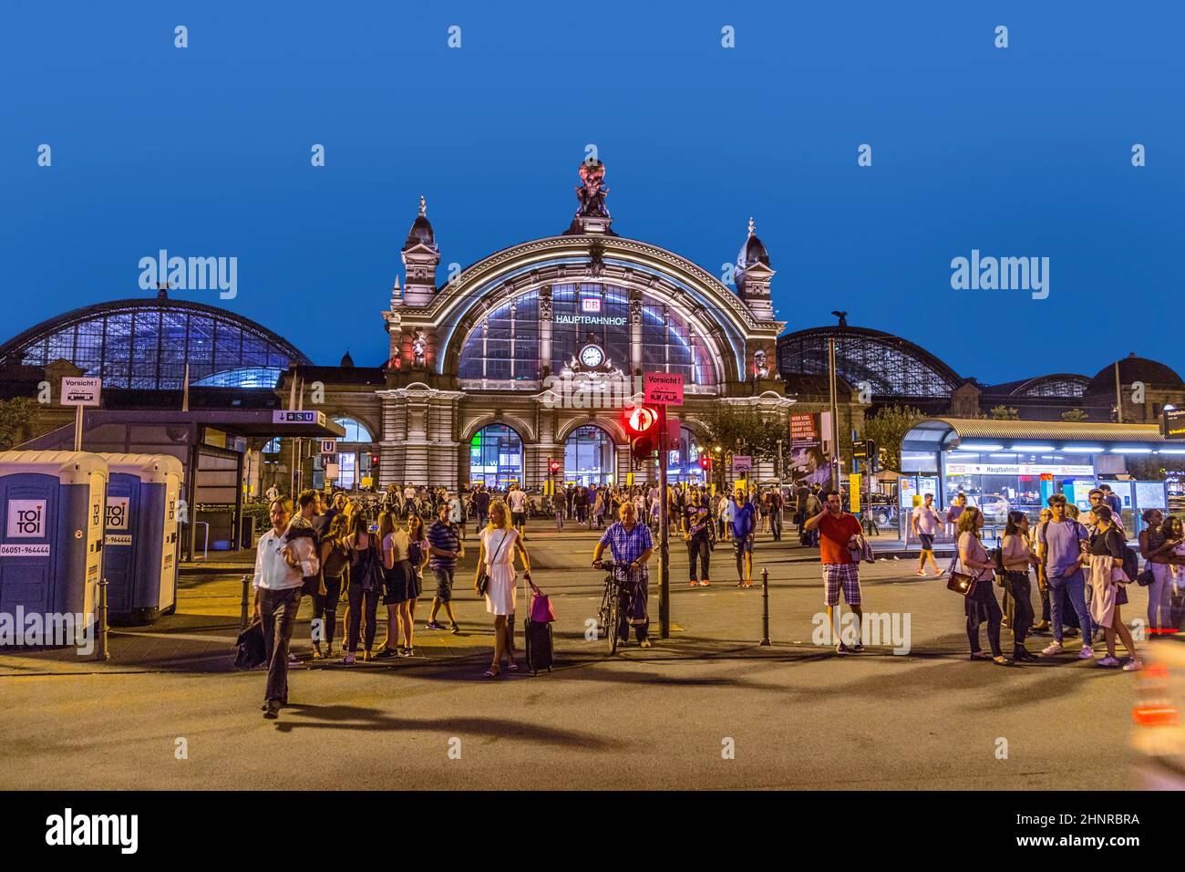 Die Menschen genießen die jährliche Bahnhofsviertelsfeier in Frankfurt Stockfoto