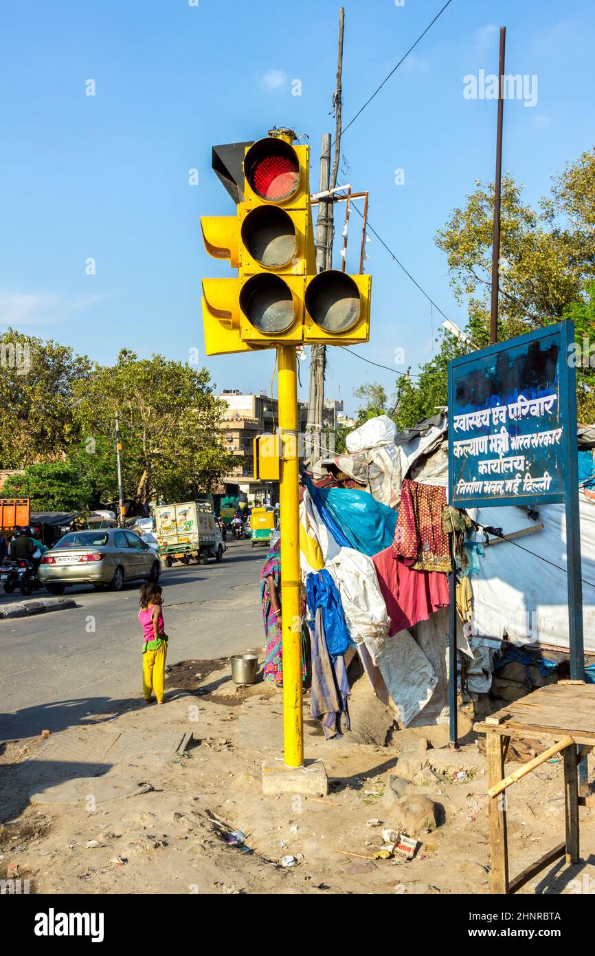 Straßenszene mit Menschen und Ampel in der armen Gegend von Neu Delhi Stockfoto