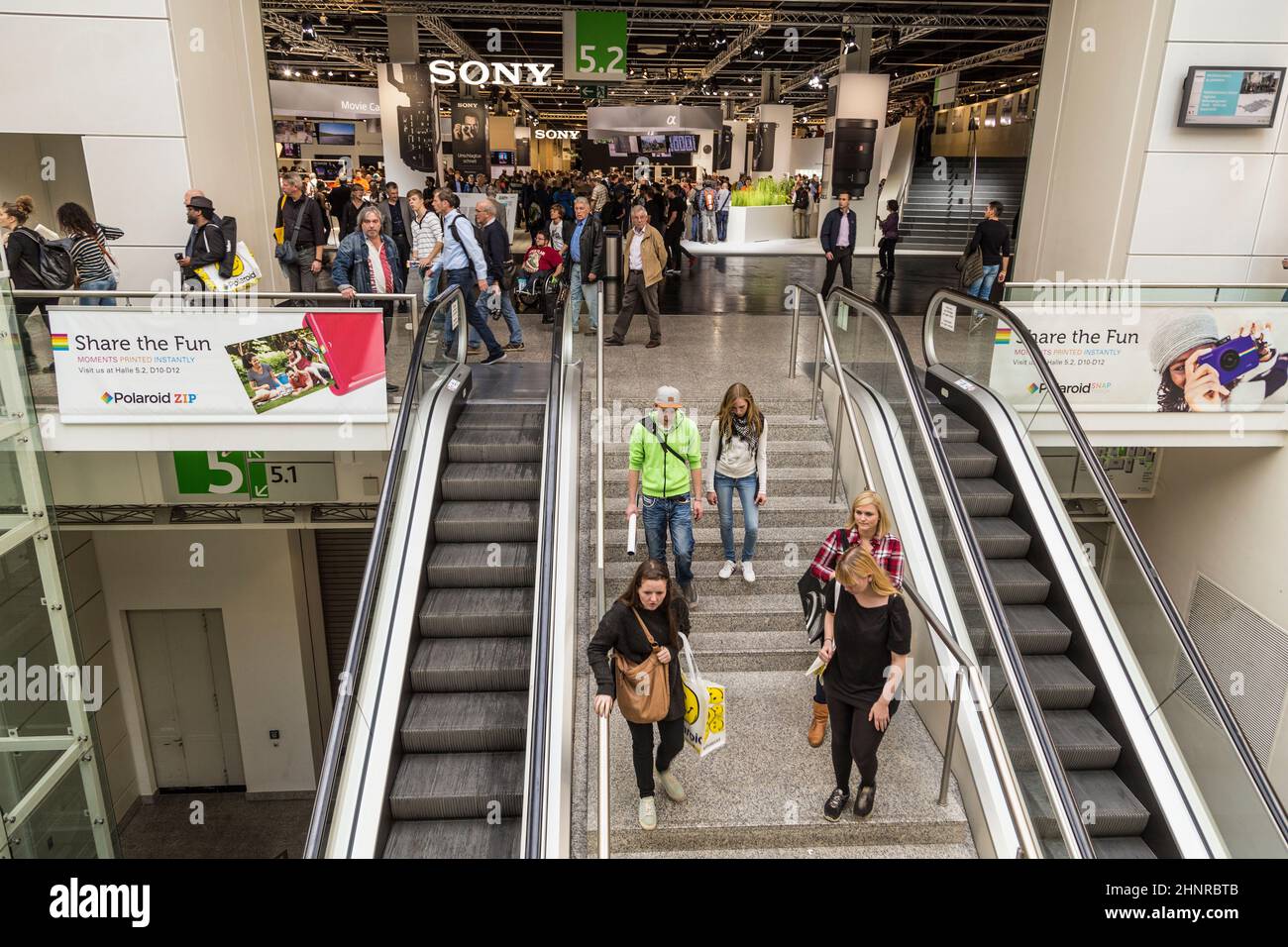 Menschen besuchen die Photokina in Köln Stockfoto
