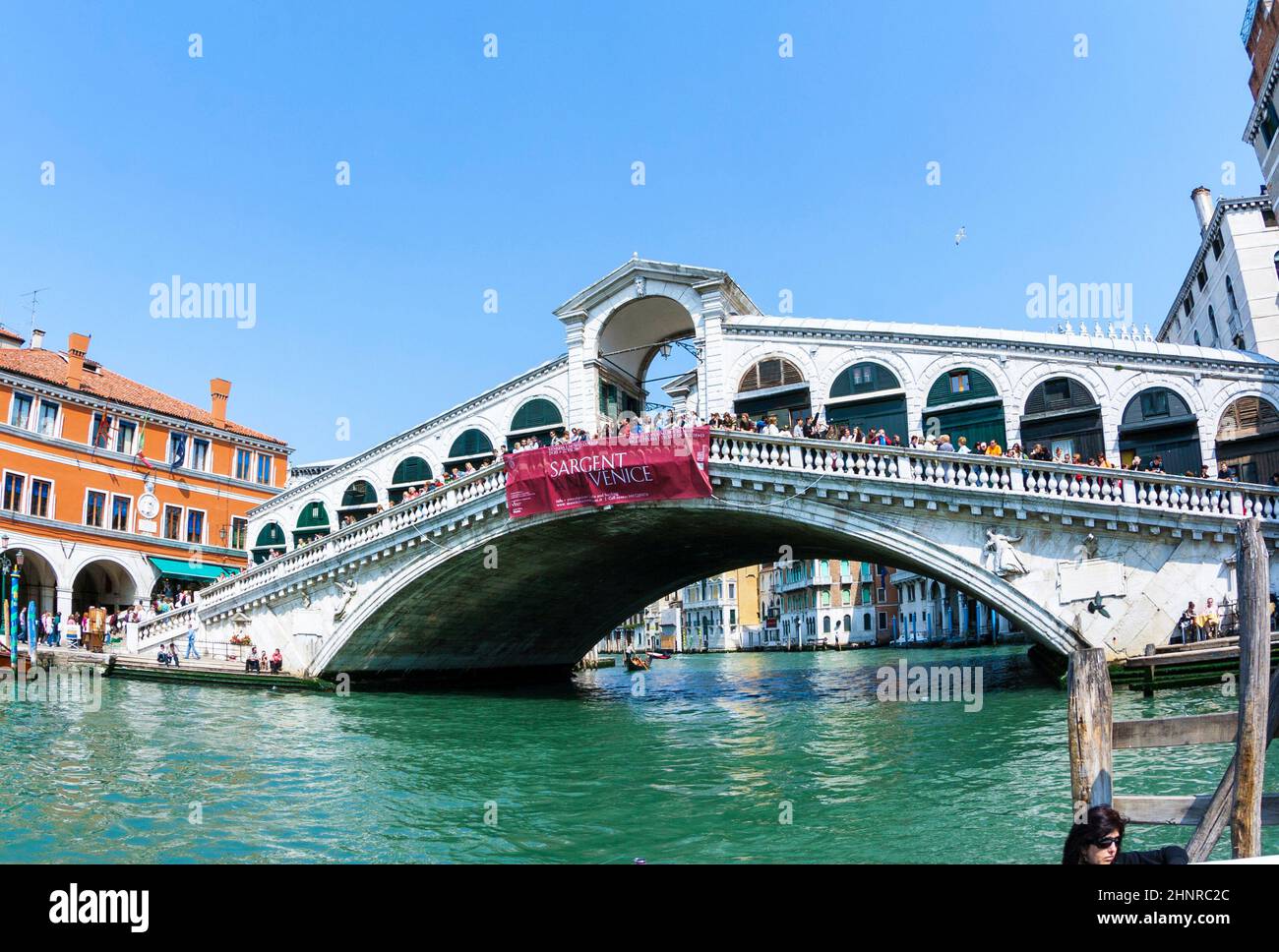 Touristen an der Rialtobrücke in Venedig Stockfoto