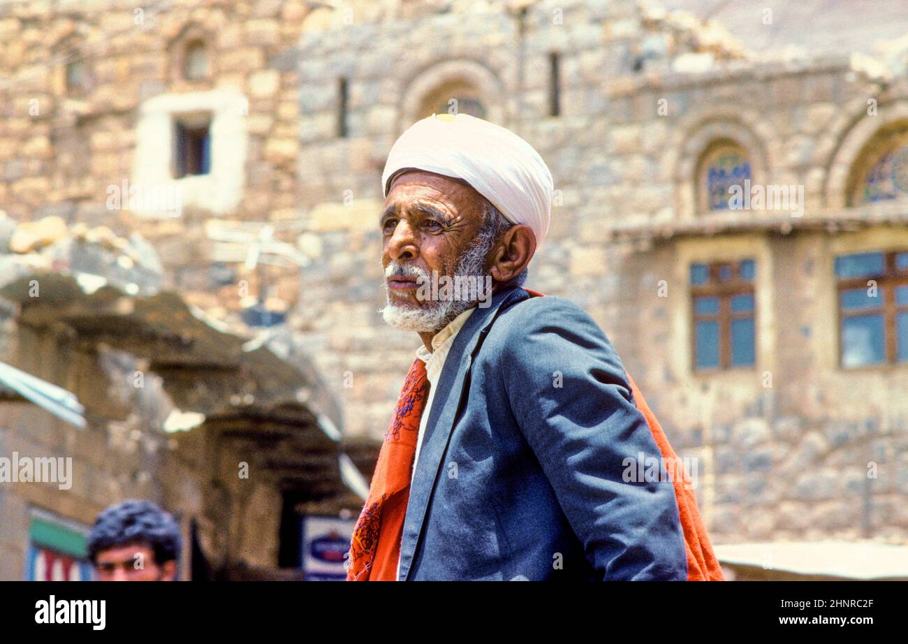 Porträt eines alten älteren Mannes mit dem typischen jemenitischen Kleid Stockfoto