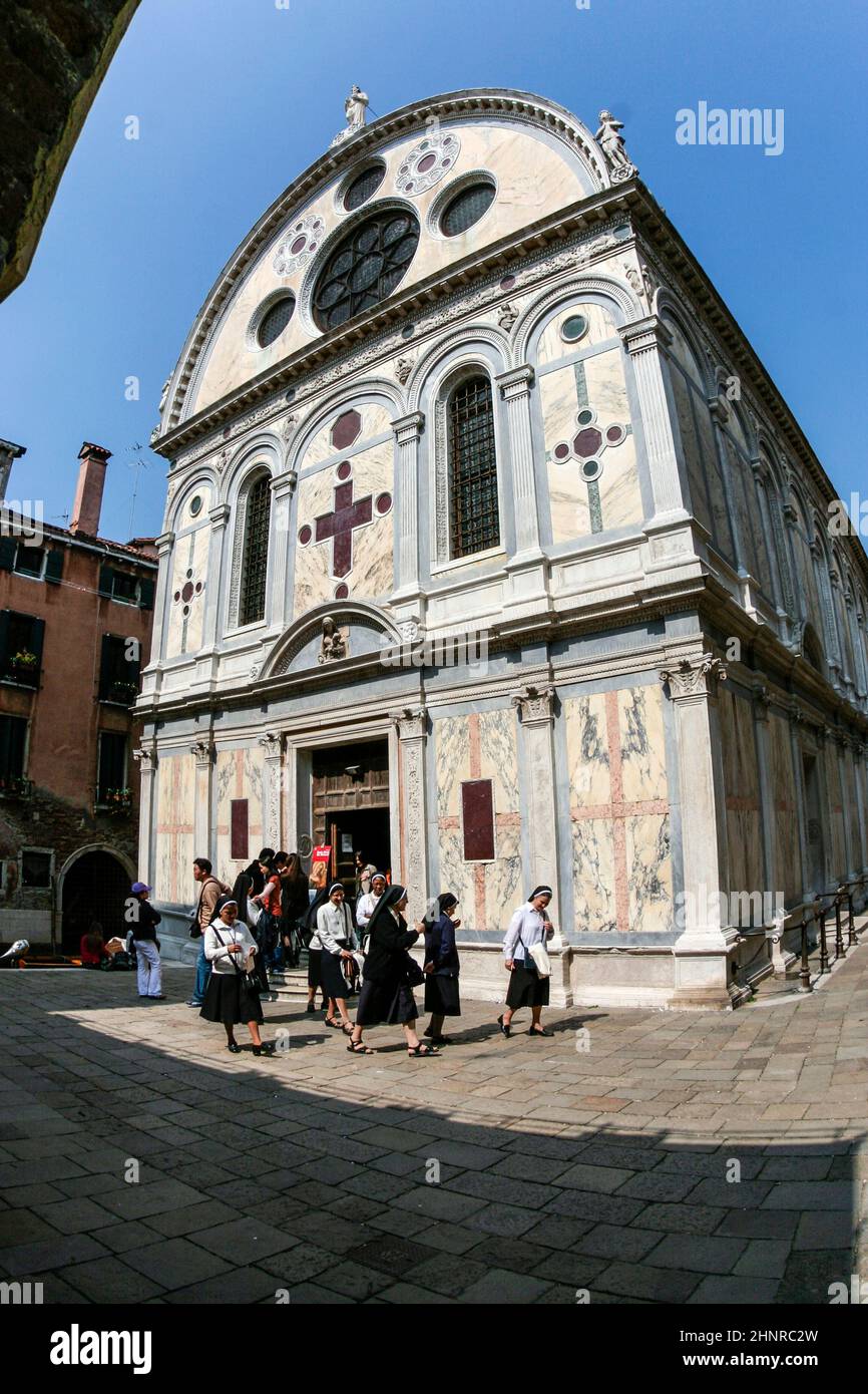 Die Menschen besuchen die Kirche Santa Maria dei Miracoli, Venedig, Italien Stockfoto