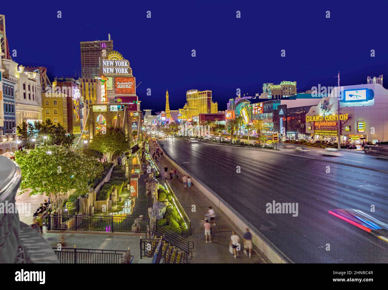 Blick auf den Strip in Las Vegas bei Nacht mit Autos auf der Straße und Neonlichtern Stockfoto