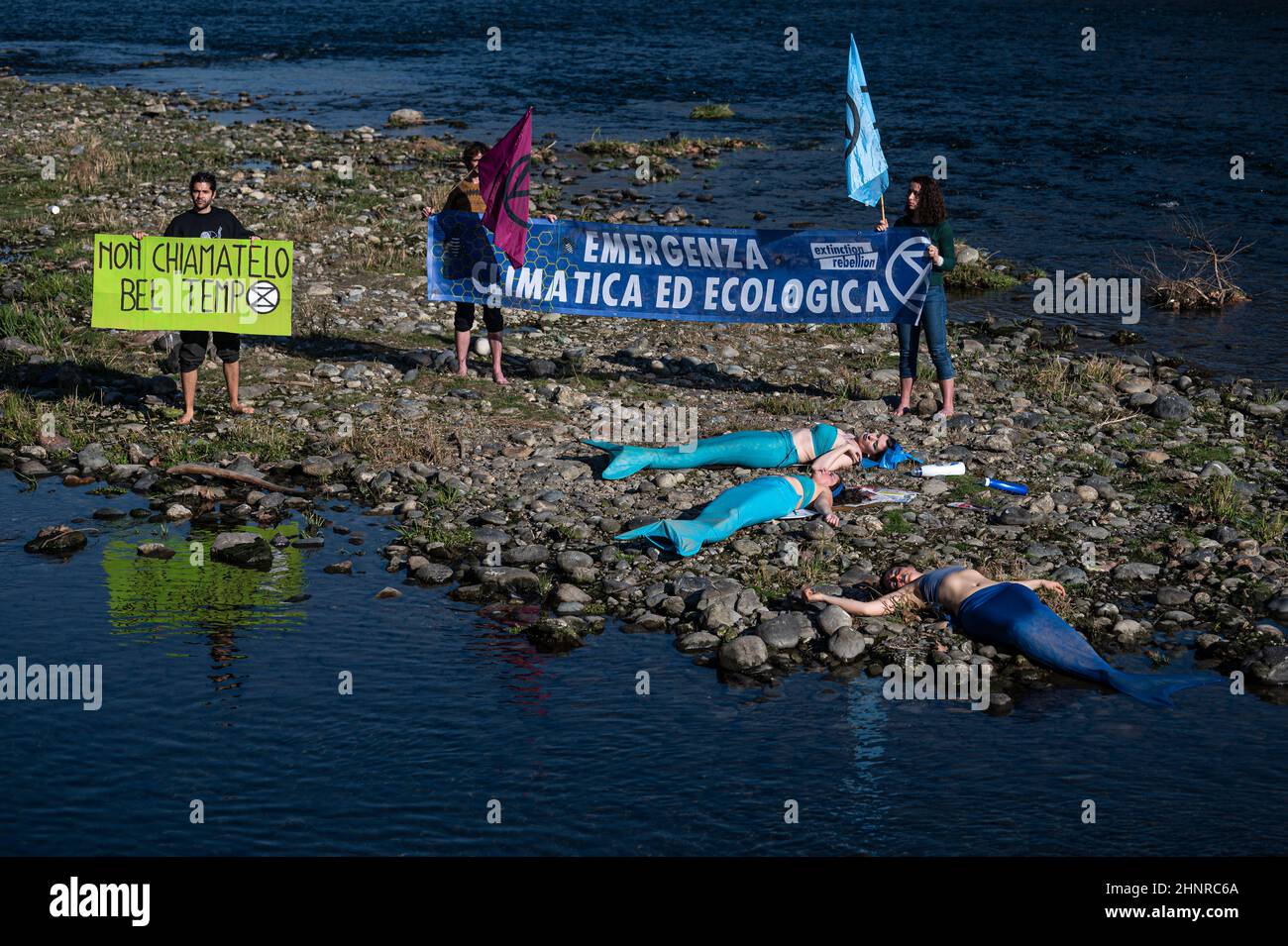 Turin, Italien. 17. Februar 2022. Extinction Rebellion-Aktivisten, die als Meerjungfrauen getragen wurden, protestierten gegen den Klimawandel auf dem trockenen Land aus dem flachen Wasser des Flusses Po nach Wochen der Dürre. Kredit: Nicolò Campo/Alamy Live Nachrichten Stockfoto